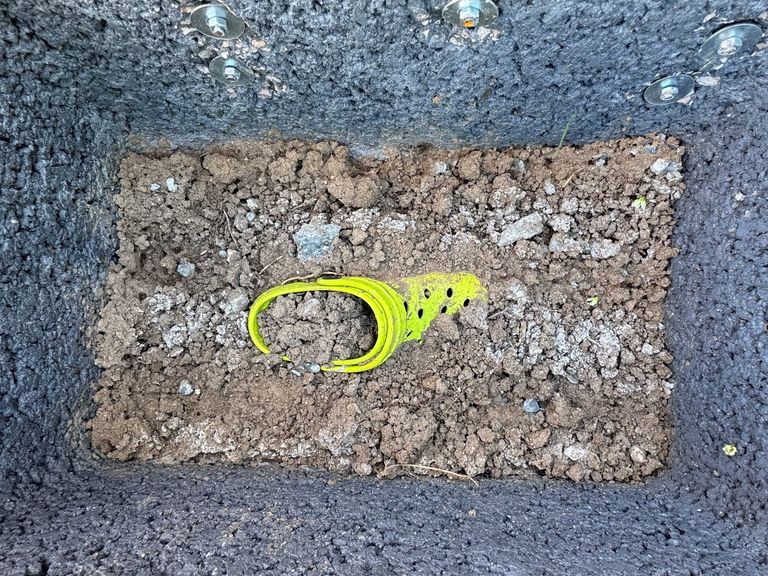 alter Gummischuh liegt in der Erde