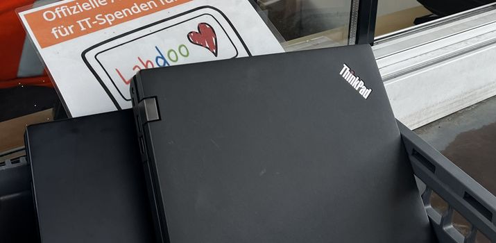 Laptops in einem Behälter an Annahmestelle