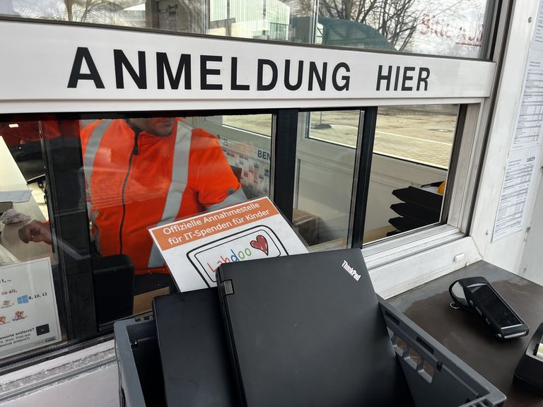 Laptops in einem Behälter an Annahmestelle