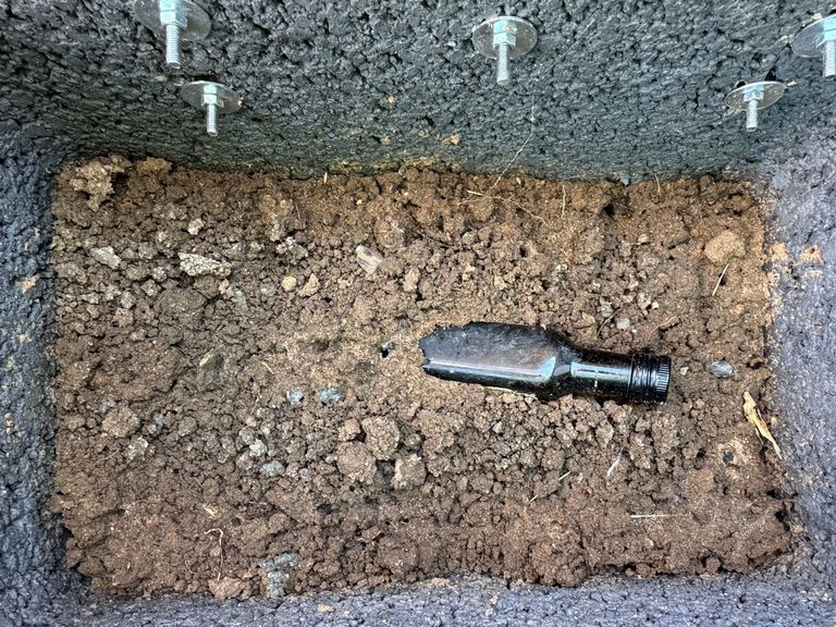 alte Glaschflasche liegt in der Erde
