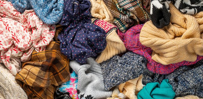 Bunte Tücher und Kleidungsstücke