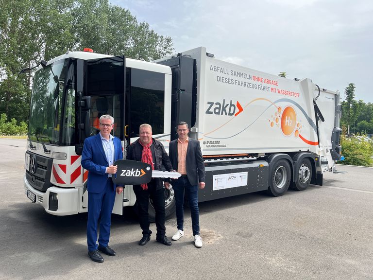 Engelhardt, Schimpf, Bocksnick vor Wasserstoff-LKW