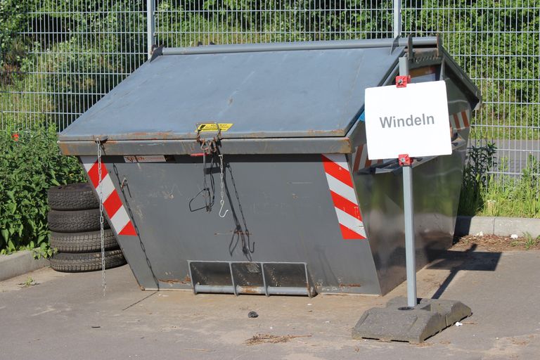 geschlossener Container mit Schild "Windeln"