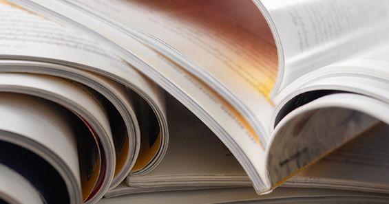 Unsere Flyer und Broschüren halten wir auch als elektronische Fassungen zum Download für Sie bereit. Aufgeschlagene Hefte und Zeitschriften