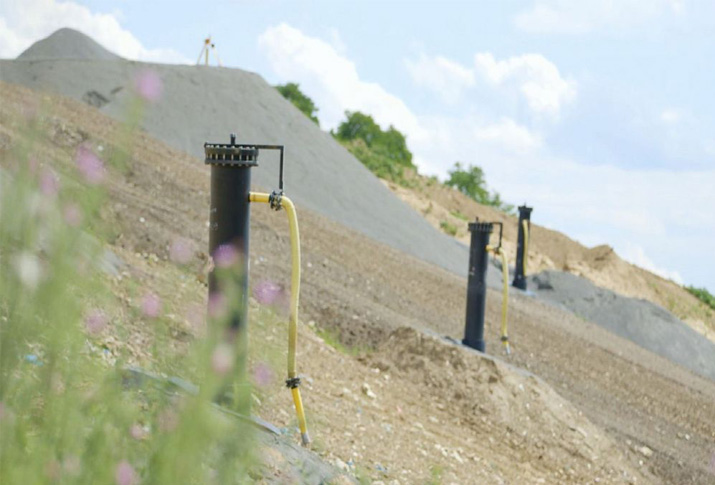 Sogenannte "Gasbrunnen": Im Inneren der renaturierten ehemaligen Kreismülldeponie entsteht Gas, das wir absaugen und über einen Generator verwerten. Deponiegas gilt als erneuerbare Energie und ersetzt somit fossile Energieträger. Gasbrunnen: Rohre auf der Baustelle der ehemaligen Mülldeponie