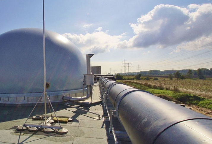 Seit 2014 betreiben wir in Heppenheim eine Biogasanlage. Aus den Küchen- und Gartenabfällen erzeugen wir hier Strom, Wärme und hochwertigen Kompost. Biogasanlage mit Gasauffangballon und Rohrleitung